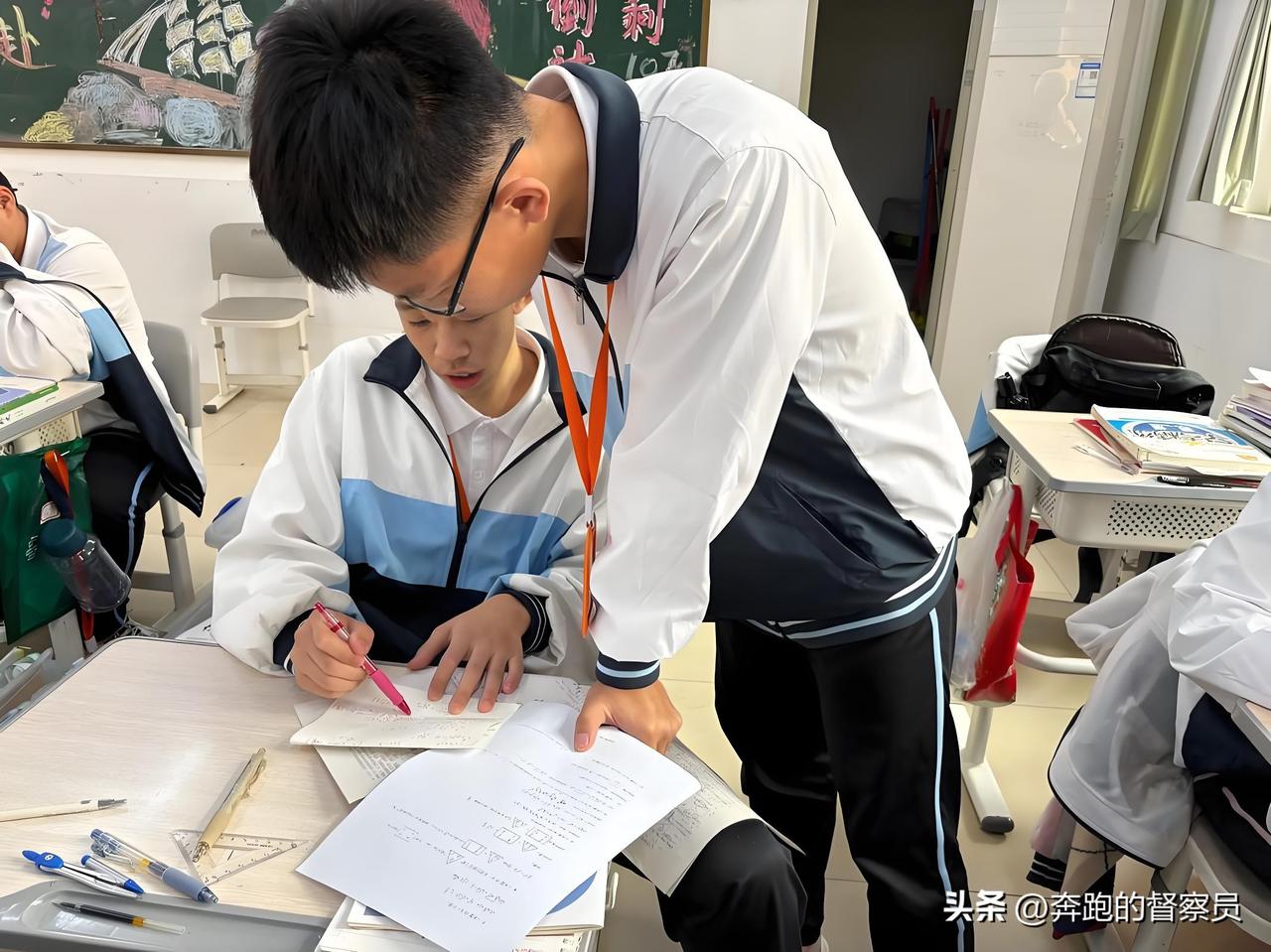 很多学生数学为什么成绩很难进步?首先在学习的过程当中总是处于被动的一方。数学的学