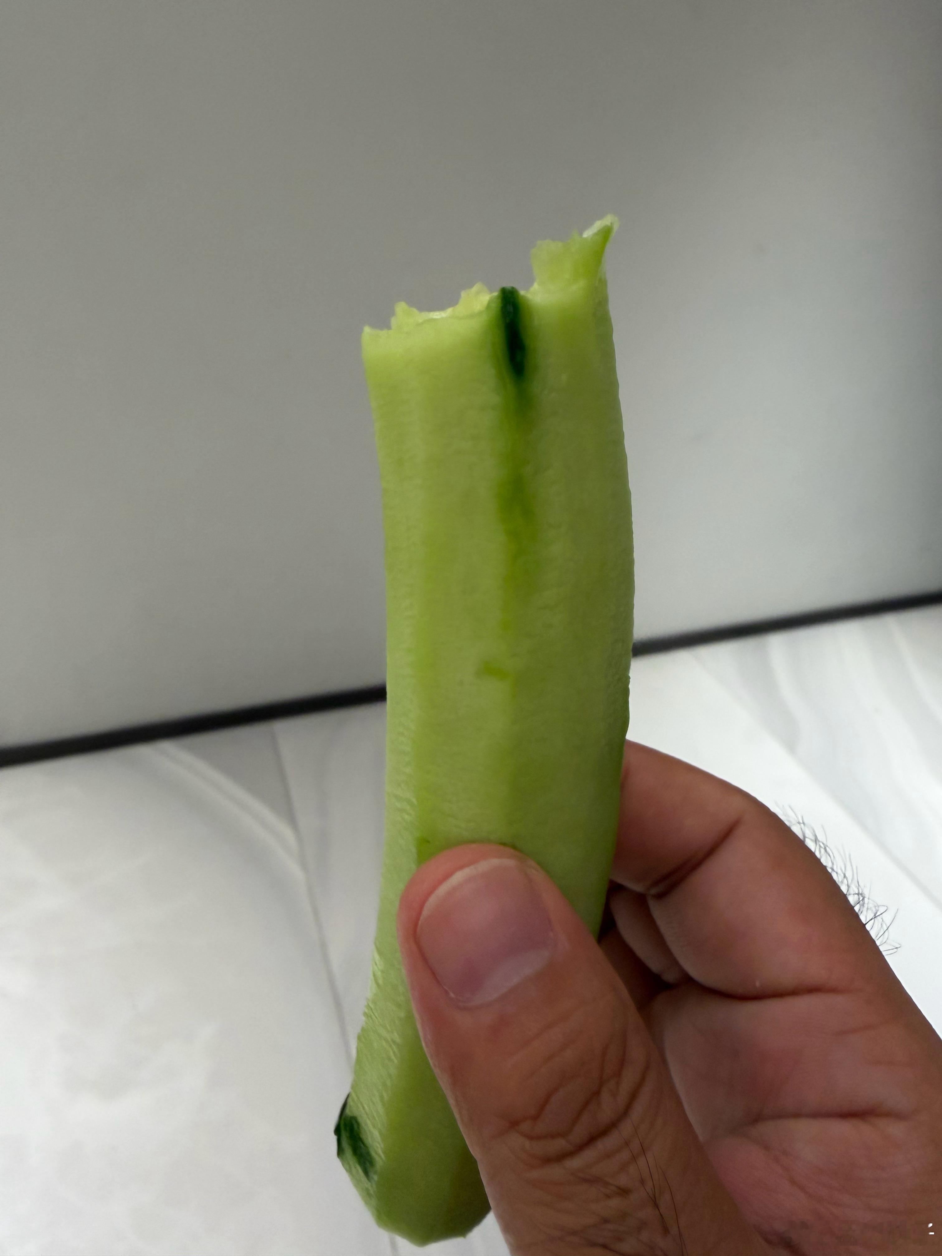 今天走得慢，回来洗完澡，吃个黄瓜解解暑孟大胡子的瘦身日记