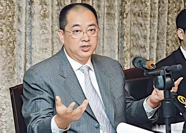 为什么越来越多的人都认为夏海钧才是恒大真正的幕后老板，而许家印只是一个跑龙套的呢