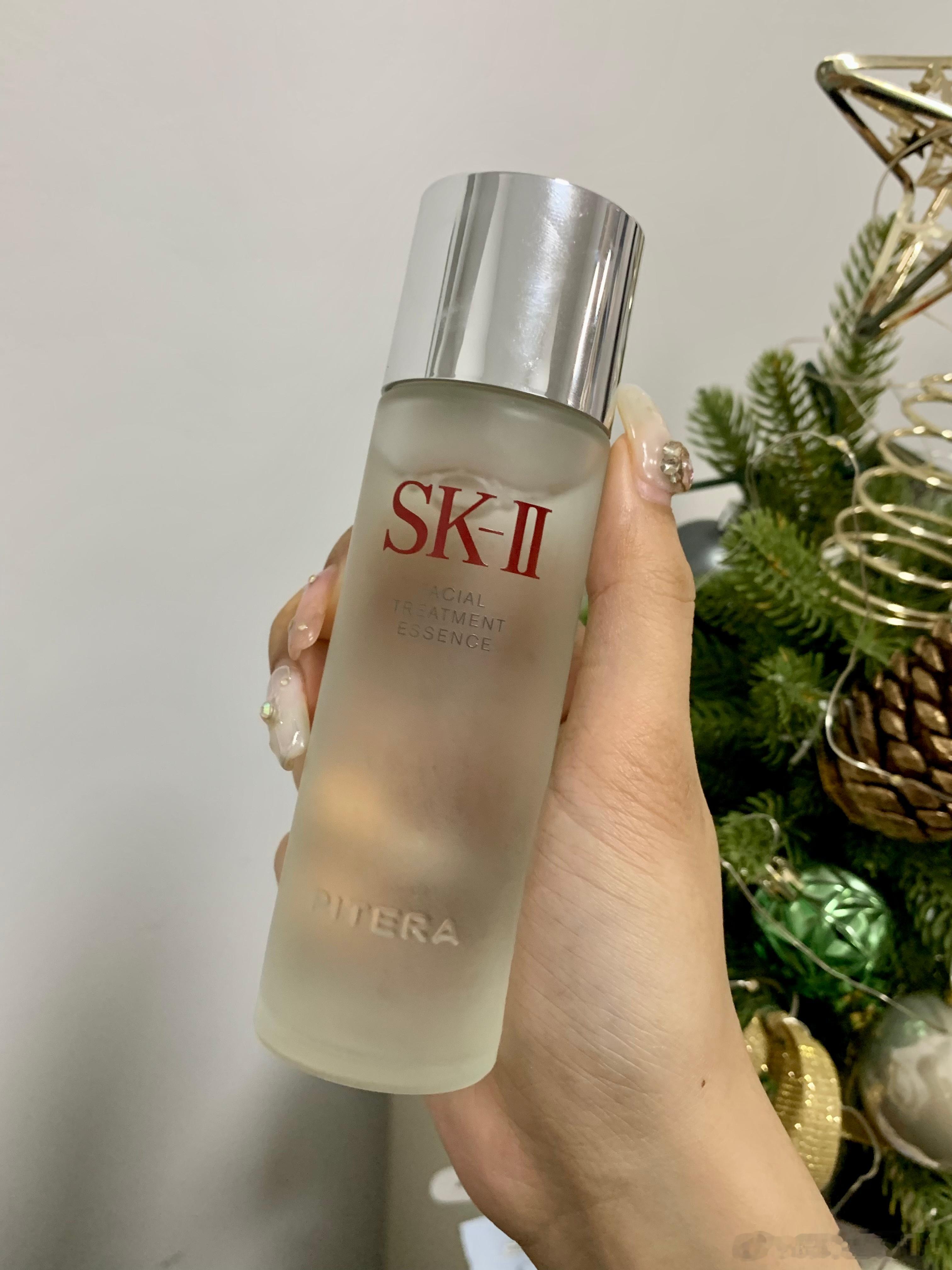 sk2神仙水是在我爆痘烂脸期间给了我定海神针一样的救命恩人！每次一湿敷完就能安抚