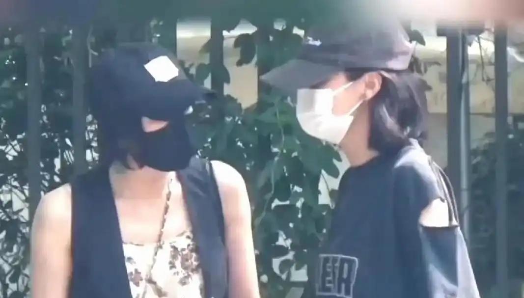 46岁秦岚和39岁辛芷蕾挽手逛街，全黑短发造型像大佬出街，网友问：这是要组CP拍
