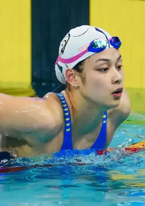 混合采访区又有人追着余依婷问“是不是混血”，她笑着来一句“这个村混那个村”，现场