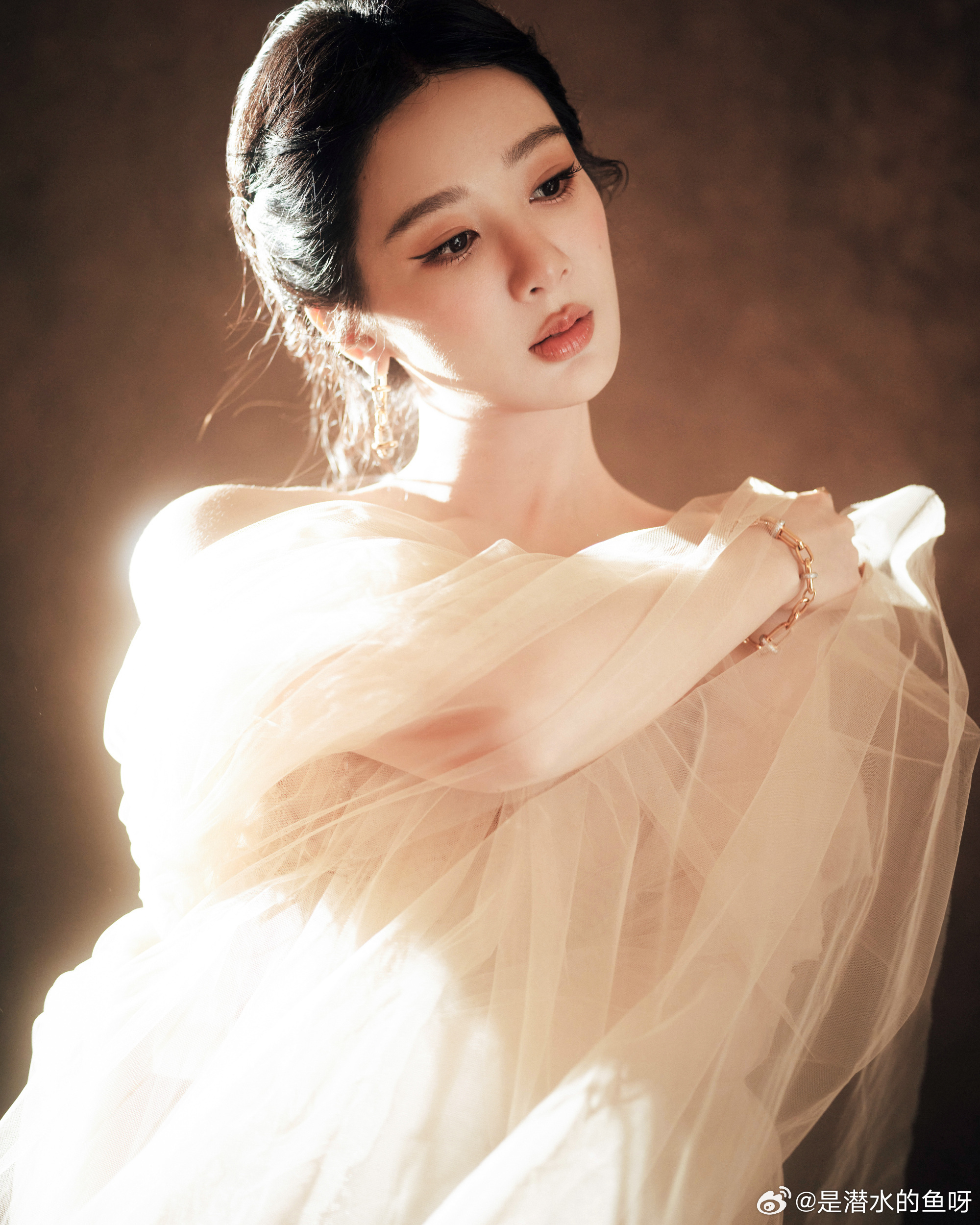 杨紫杨紫白玉兰视后 杨紫 你走过的路，会成为回忆里的风景；你所有经历，会成为你的