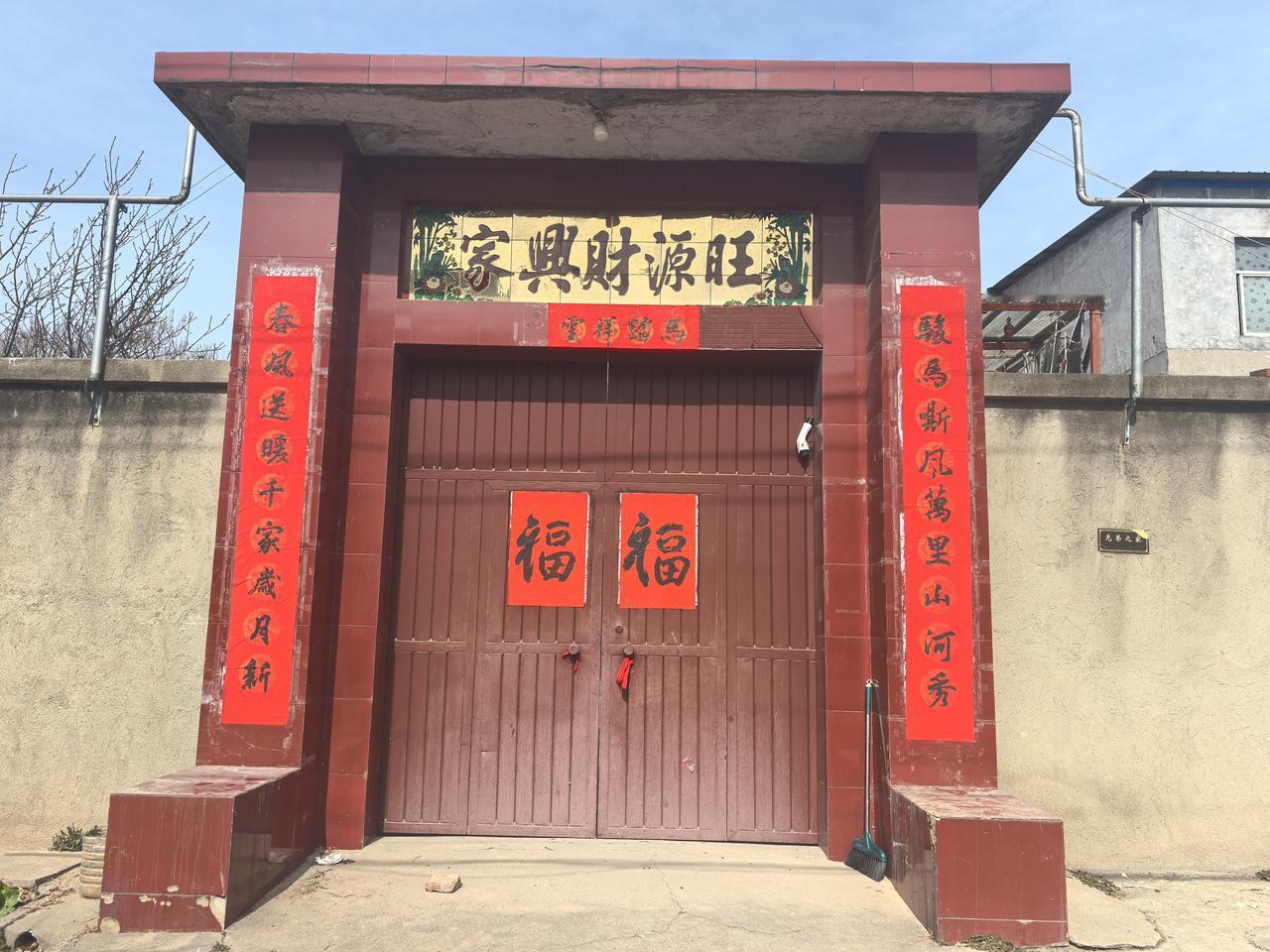 学书法半年我就大胆写了今年的春联，你觉咋样？红红的，怪喜庆，我又不参加书法展！[