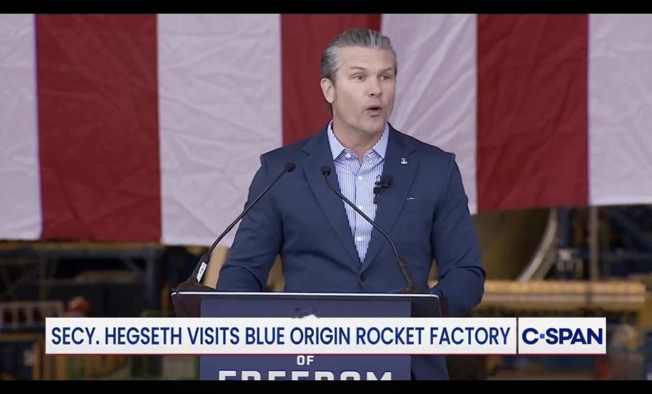 美国国防部长皮特·赫格塞斯在参观蓝色起源火箭工厂基地时发表讲话：

“我们正在清