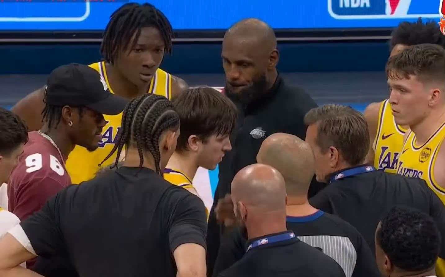 雷霆众将围在一旁笑看湖人与裁判交谈5月8日NBA西部次轮G2后，湖人因判罚争议全