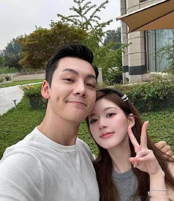 陈伟霆何穗一家三口同框热点观点﻿ 陈伟霆何穗带儿子现身医院：没有排场，只有一家三