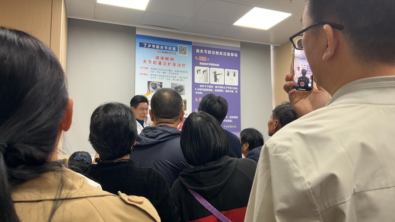 医院半日修行记

晨光里的医院像个香火鼎盛的道场。

电子屏上的号码跳跃得让人心