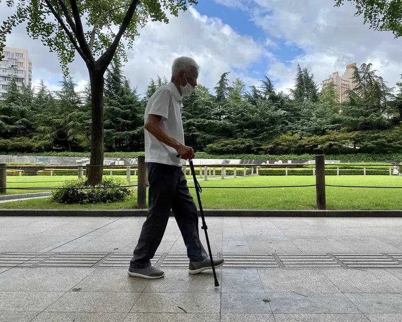 民警及时救助 最近看到两起八旬老伯摔倒被民警救助的事儿，太暖心了。在上海静安，有