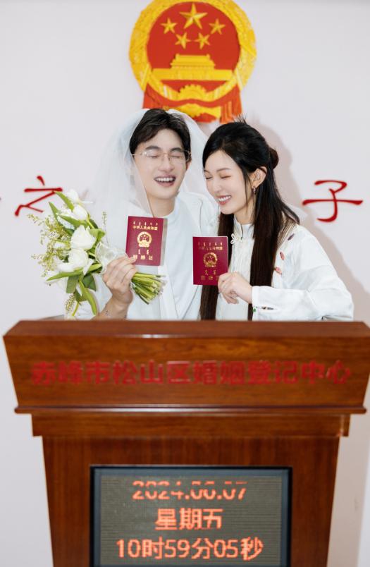 四斤黄金凤冠，终究没保住这段婚姻
张凯毅官宣离婚，百万网友还没从当初央美艺术家亲