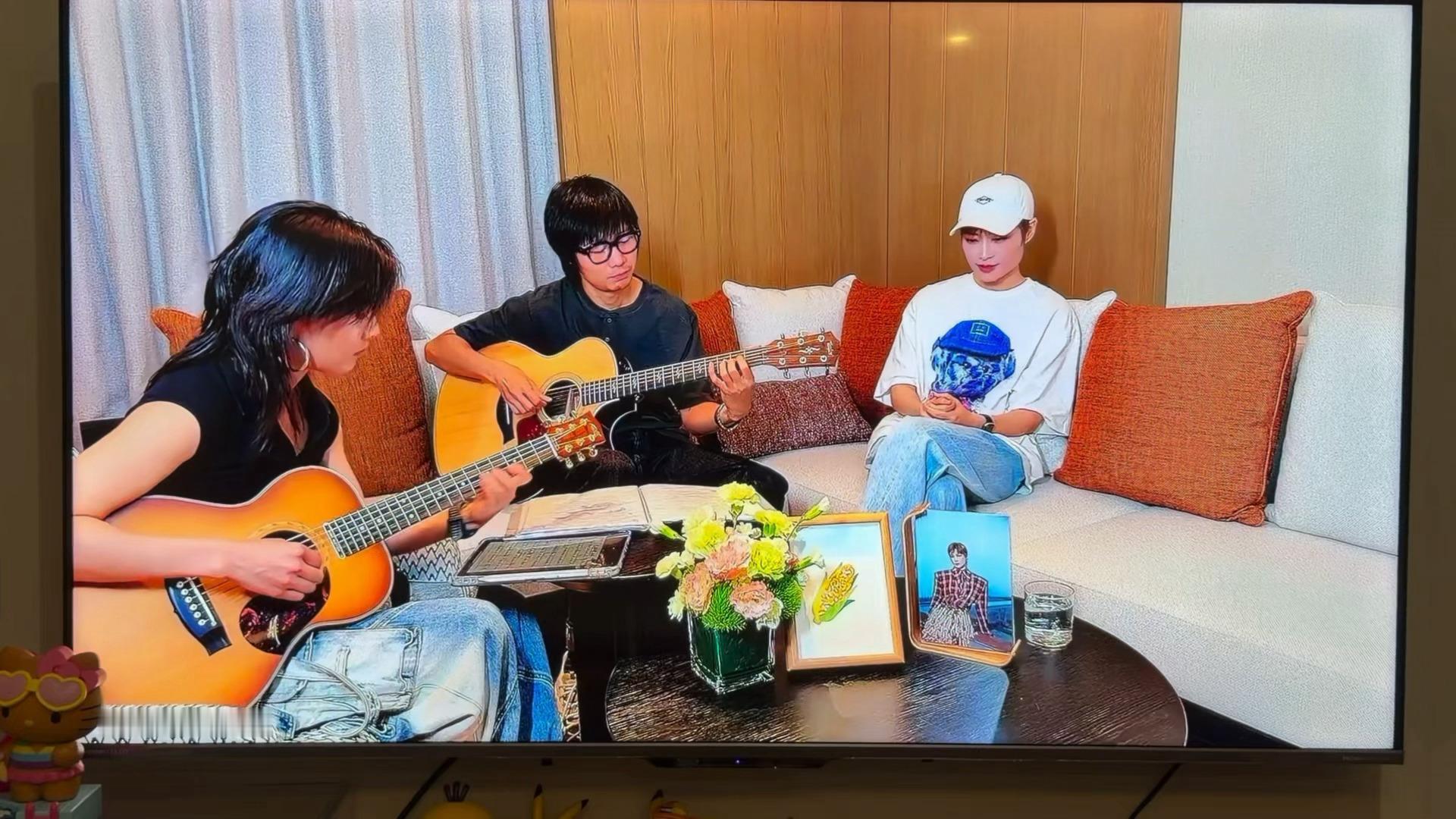 白天在一首一首冒雨彩排，因为不可抗力无法演出后紧急采购灯光设备安排直播，认真介绍