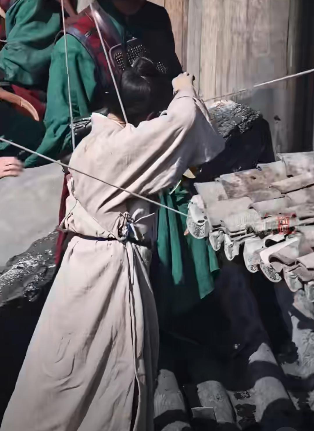 威亚累到站不起仍伸手护群演，成毅的敬业藏在细节里
 
拍《两京十五日》威亚戏的成