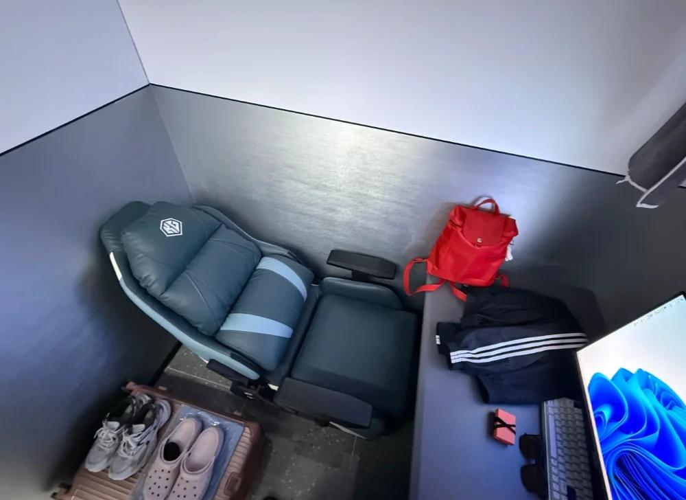 香港部分网吧开始出现“包夜过夜”的新模式：108港元可通宵使用，部分单人包间配有