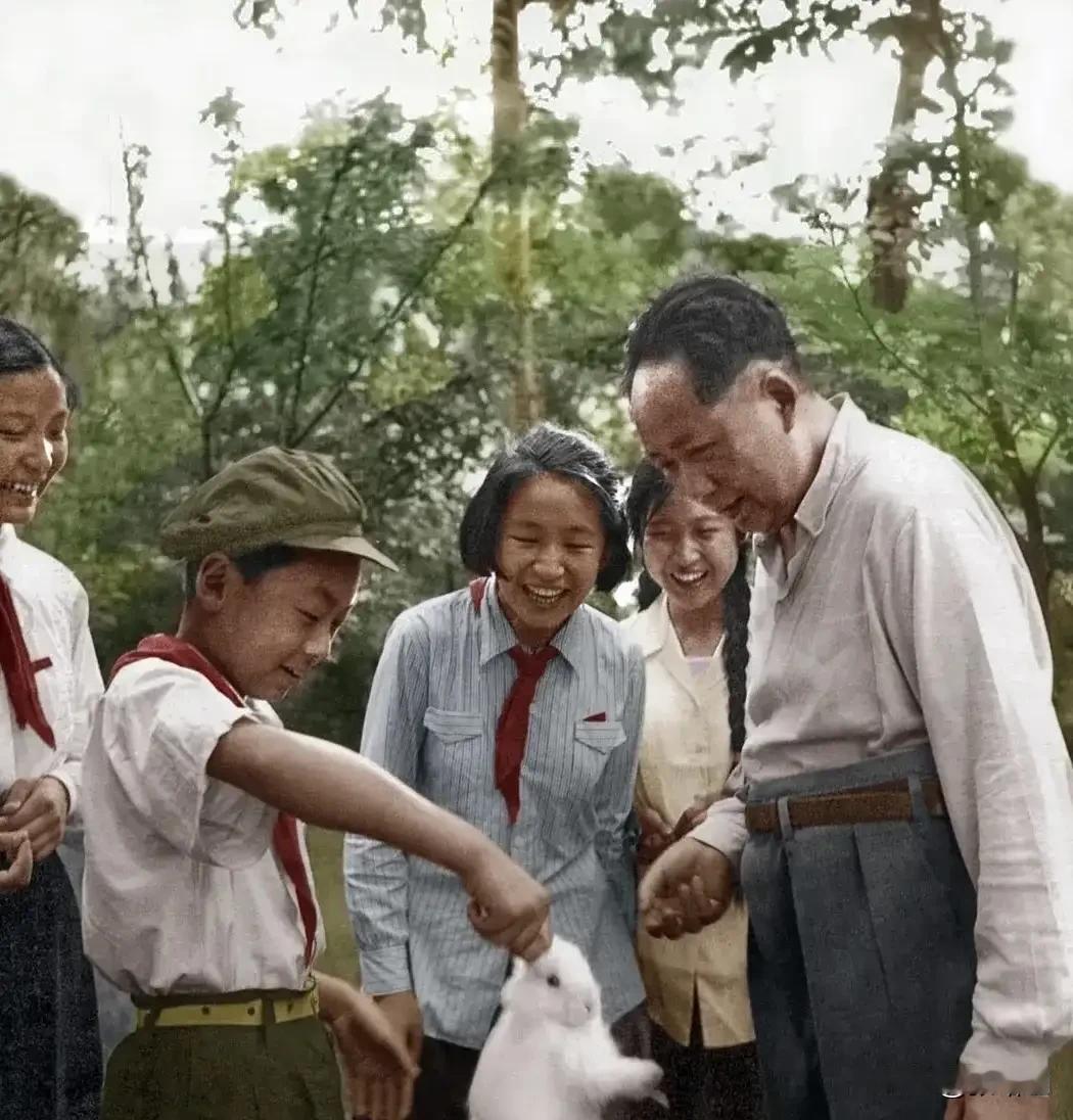 这一幅与孩子们相聚的画面，于温情之间尽显父爱。毛主席关爱儿女，将家风家教与家国担