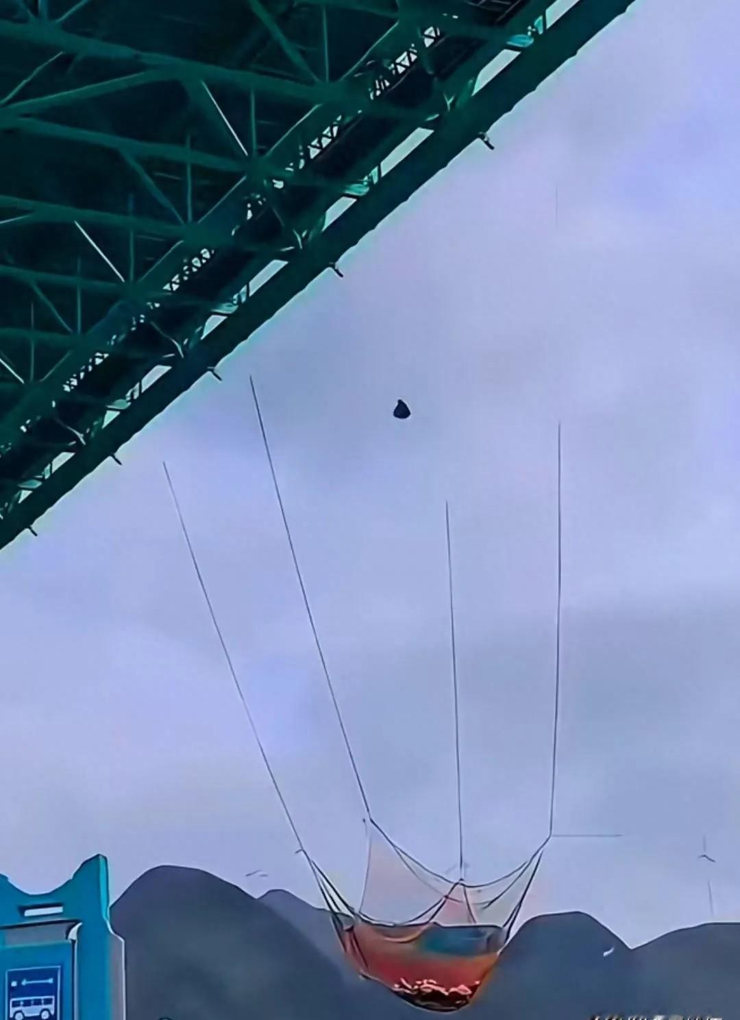 1680块买命，真敢卖，真敢跳。
成都那个无绳蹦极，没绳子，没背带，就一张网兜着