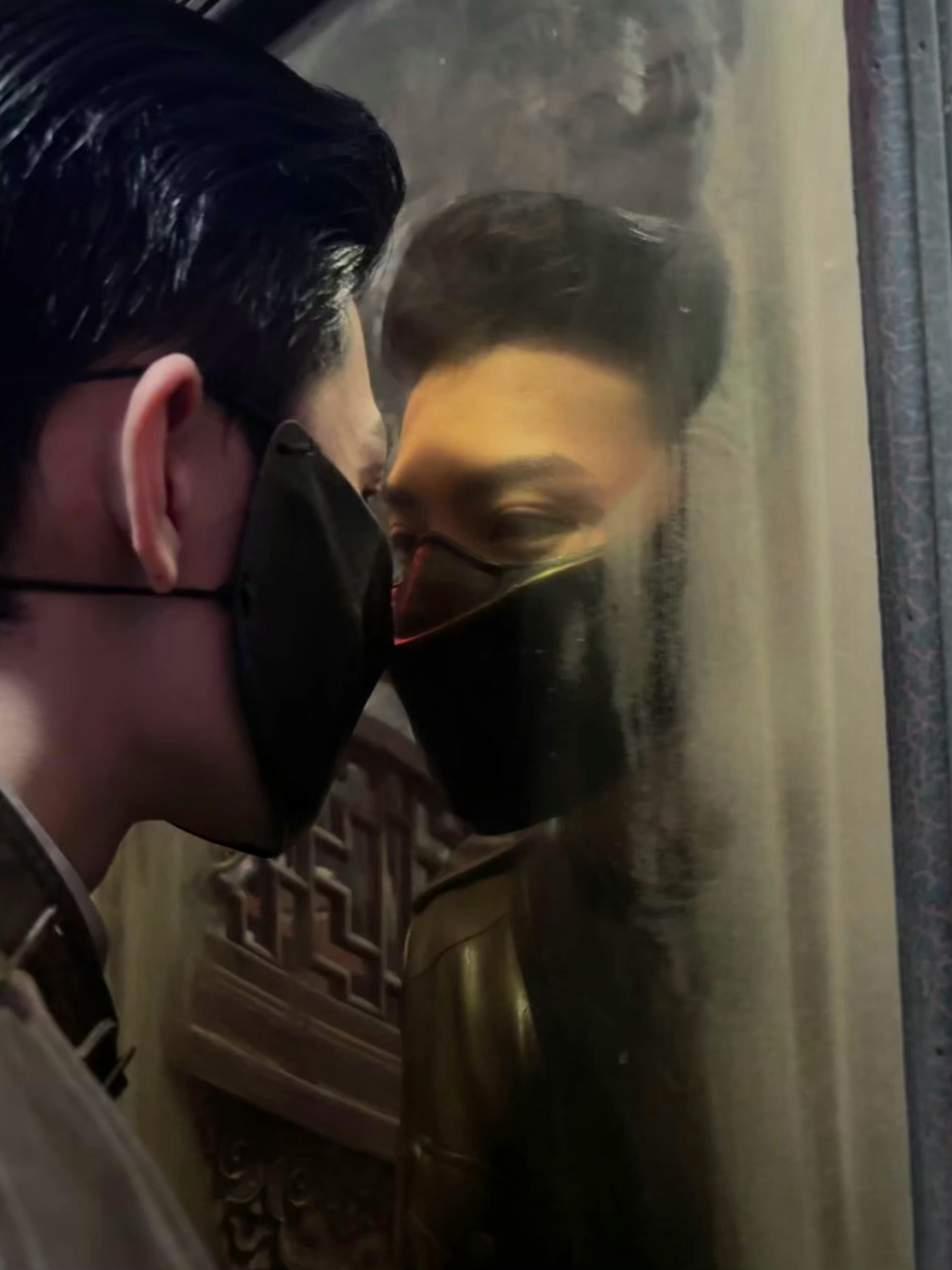嘶 