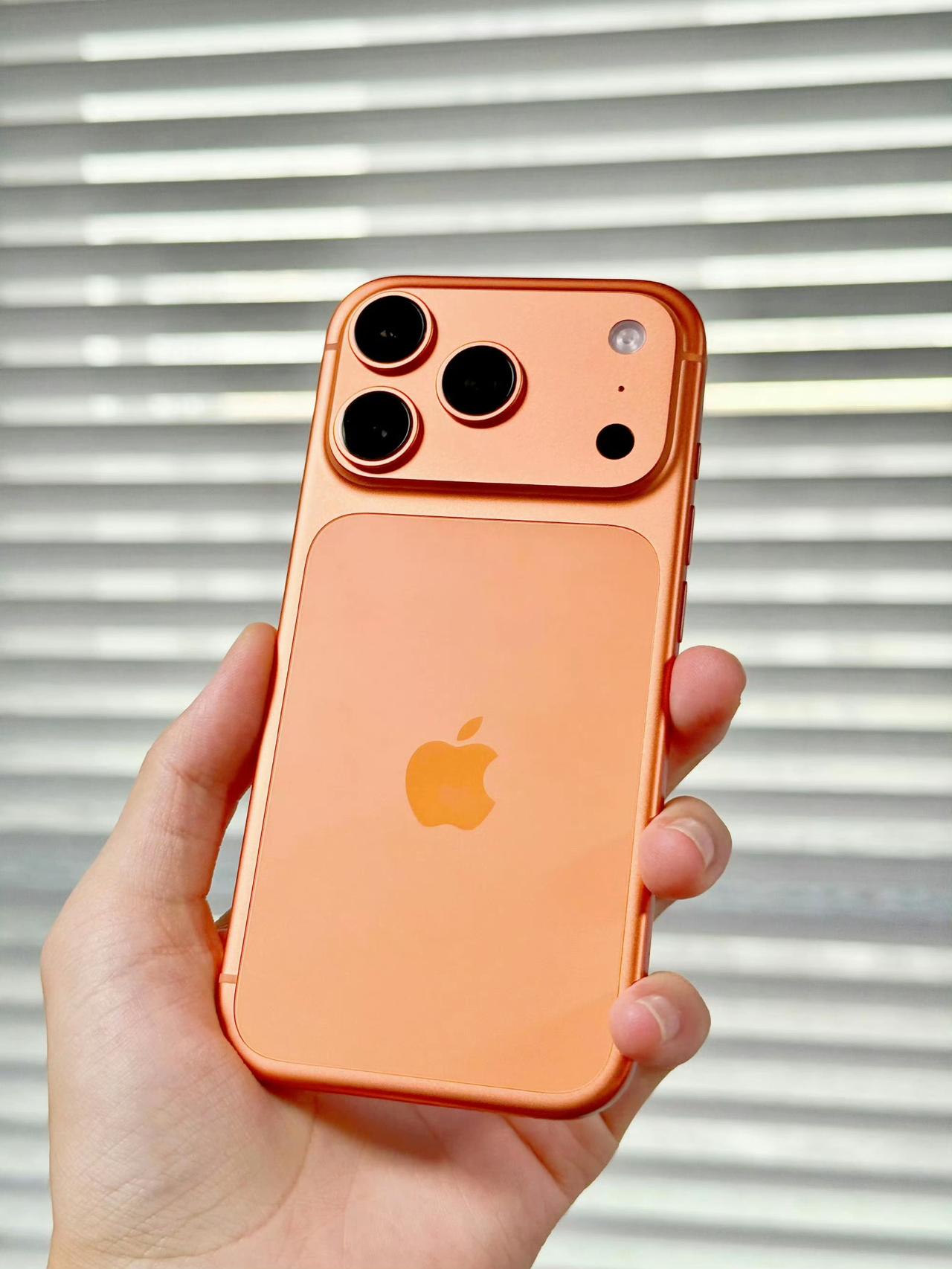 最近怎么有这么多人吐槽iPhone17容易刮花啊，讲真这么贵的手机，到手一不小心