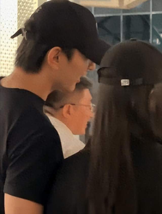 于小彤再传恋爱传闻！女方身份仅凭一张图片，网友“不掺和”点赞