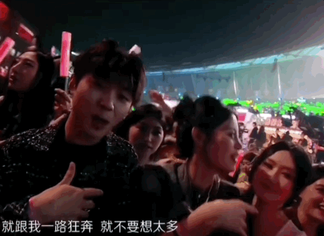 #上海跨年夜全场大合唱太燃了#是谁的DNA动了！隔着屏幕都能感受到现场氛围，没在