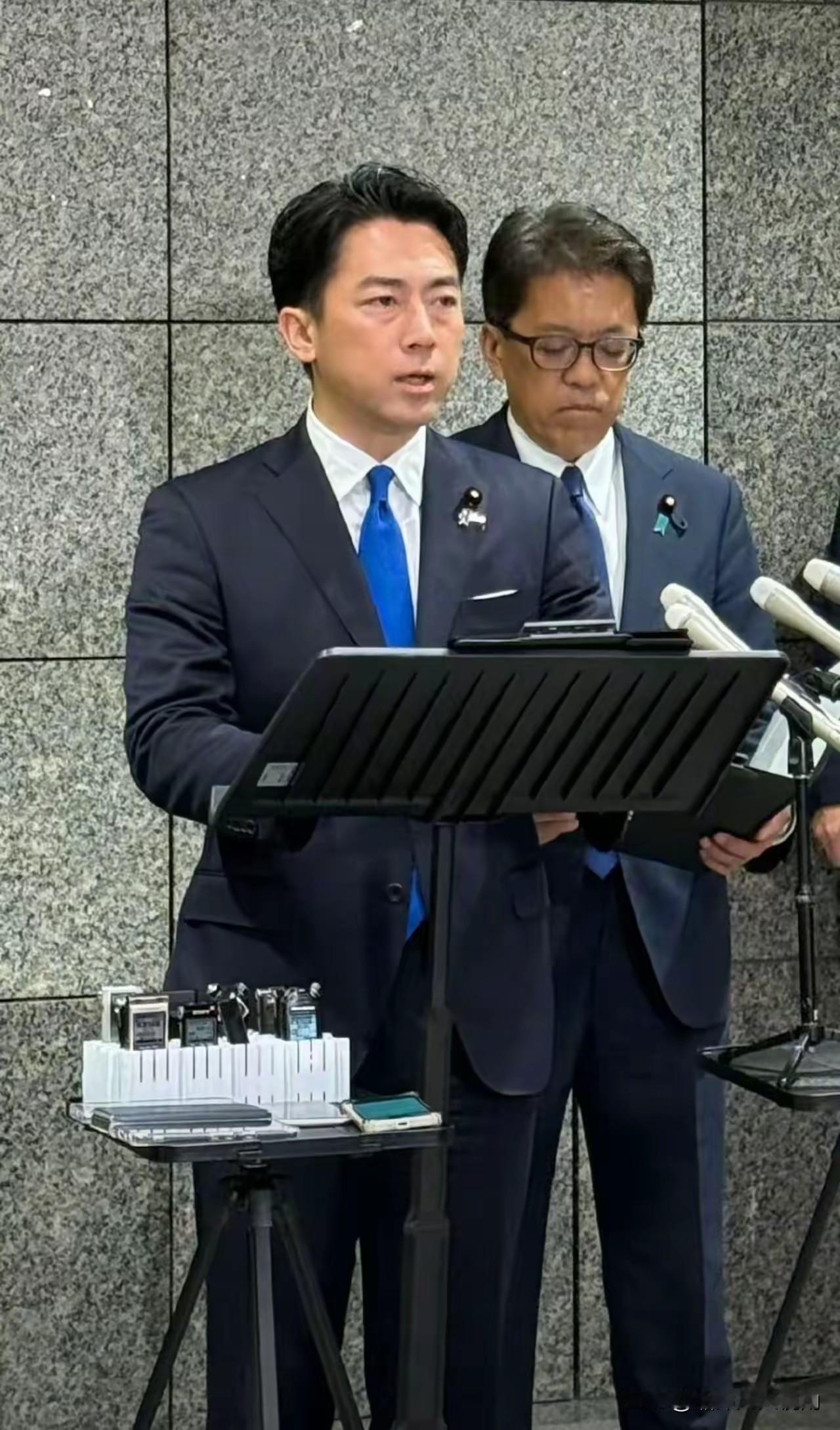 日本自卫队战机抵近侦查辽宁舰训练编队，本质上与偷窥无异。
就如同一群大姑娘正在游