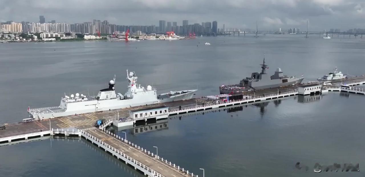中国、新加坡舰艇，同框对比。
中国054A型护卫舰、新加坡可畏级护卫舰同框，05