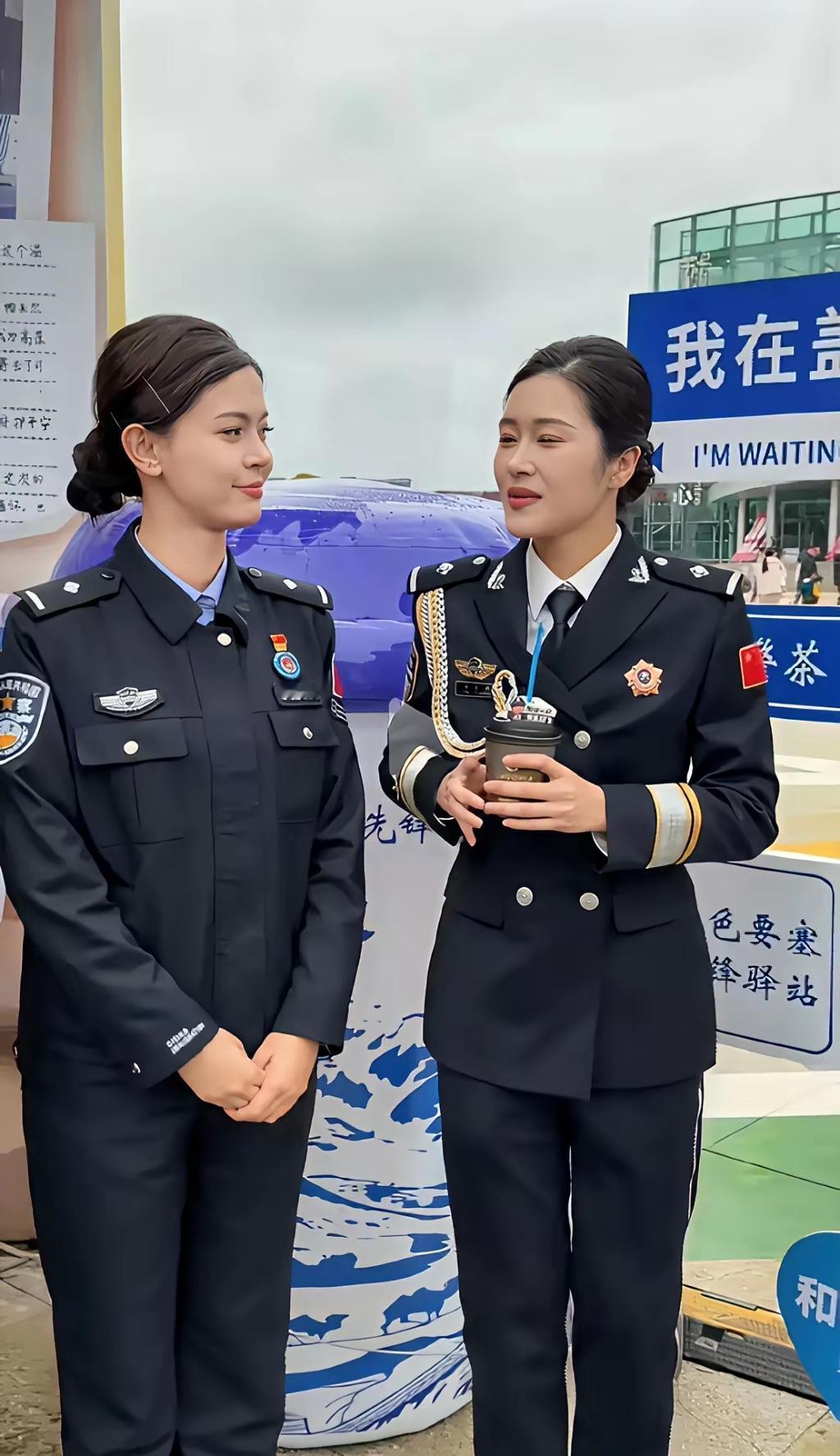 不懂就问，为什么二位警察的警衔一样，但衣服不一样呢