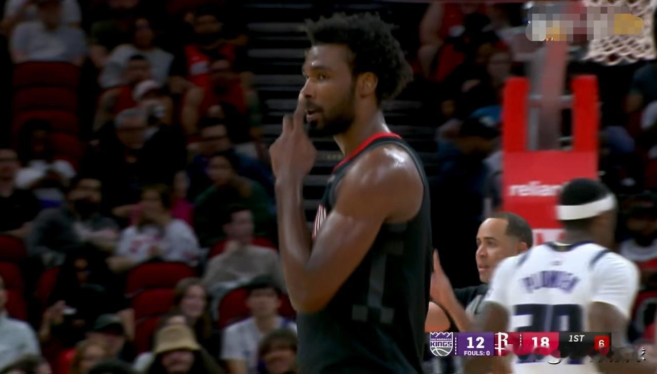 火箭大将伊森真是太暗淡无光了！虽然今天火箭在主场以128：97大胜国王，但是伊森