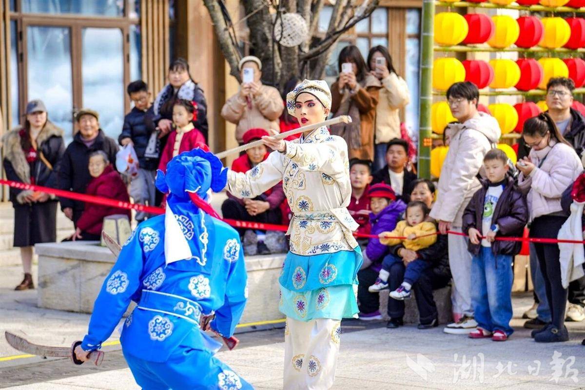 鱼灯巡游、无人机秀、孔明灯祈福，最后的年味在这里