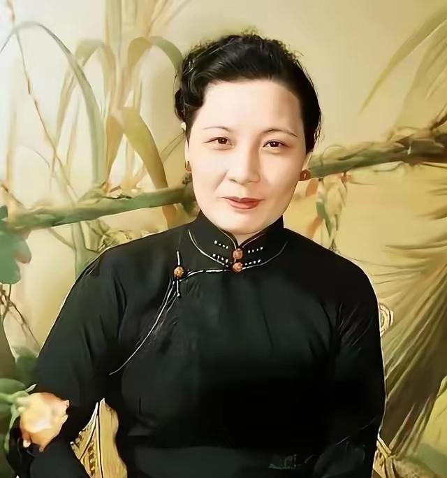 1997年，已满100岁高龄的宋美龄接到消息，蒋介石次子蒋纬国已病逝于台湾。看完