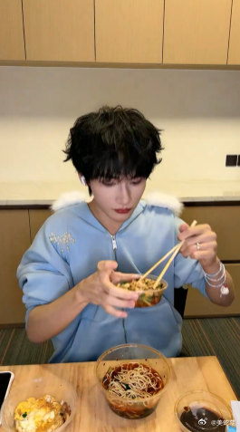 余宇涵吃播 余宇涵吃播，不光是吃，还是一种满满的欢乐，每次都让人忍不住笑出声！ 