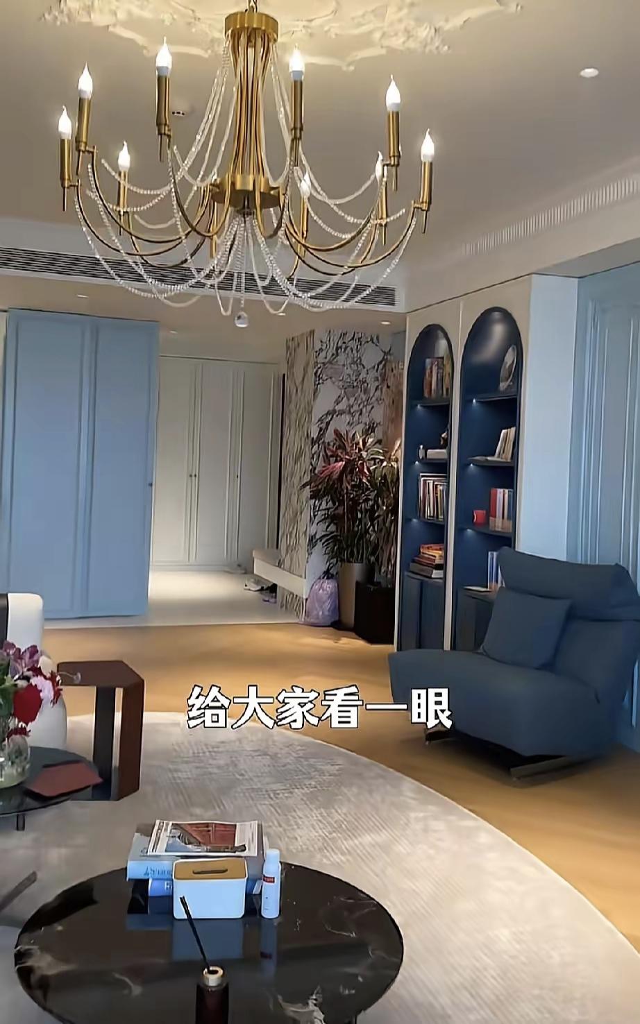 李国庆新家客厅以及书房的灯光选的不是多好，那是给人阅读的地方，灯光有点暗沉了，感