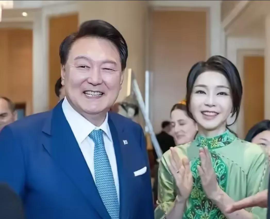韩国变天了
原来是闹乌龙啊！
自古就是爱江山更爱美人。
尹锡悦看来是两手抓，
政