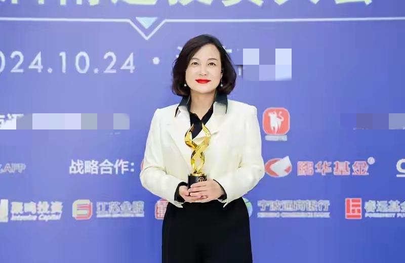 很多人可能第一次听到蒋焰这个名字，
但在贵州茅台，
估计大家都不陌生，因为哪个流