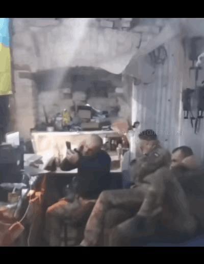 乌军一处据点截获了俄军无人机的信号，然后捂耳朵，观看了俄军无人机命中自己据点位置