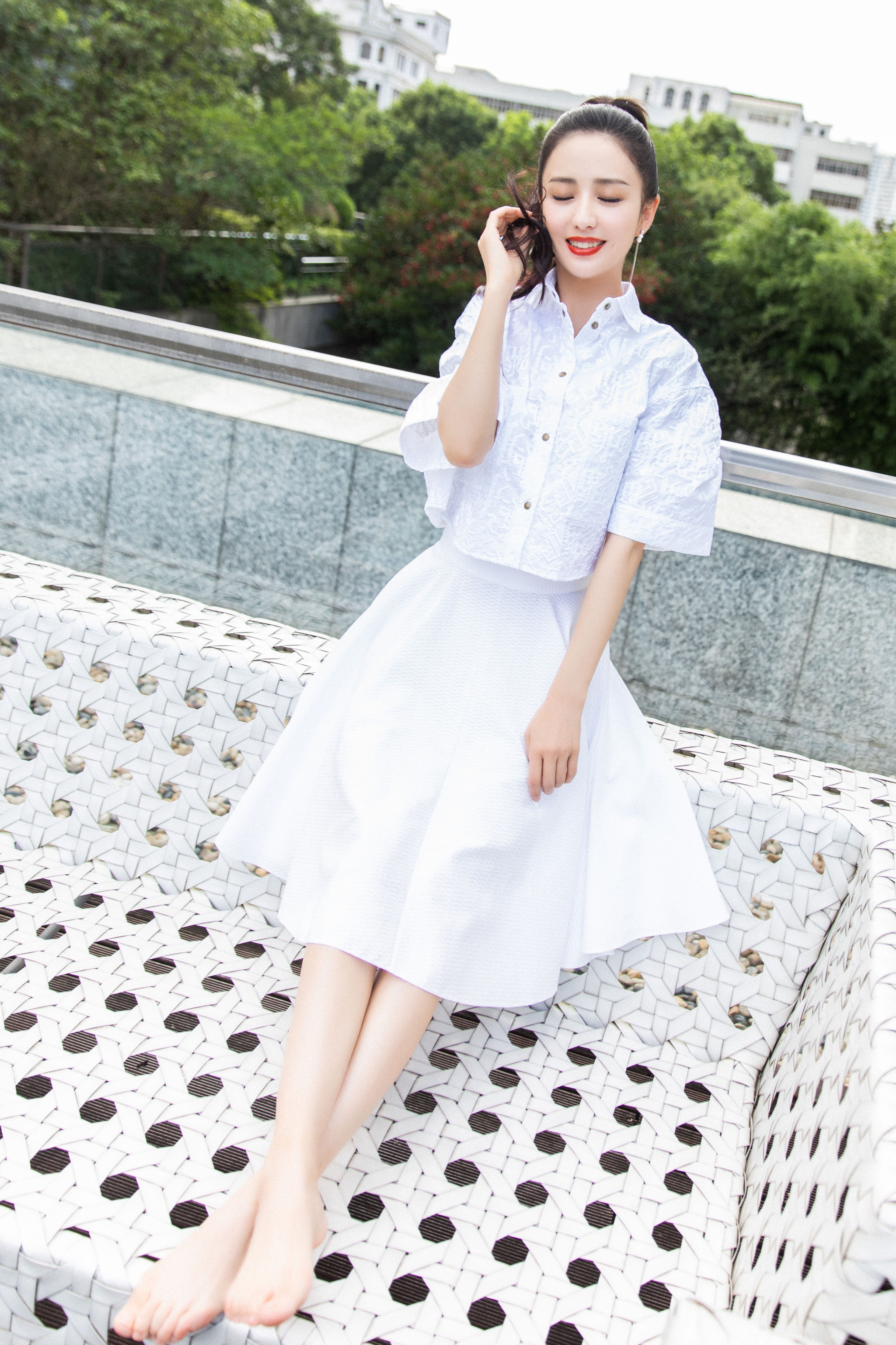 佟丽娅写真精选：百变魅力穿搭，光脚丫更添俏皮。佟丽娅