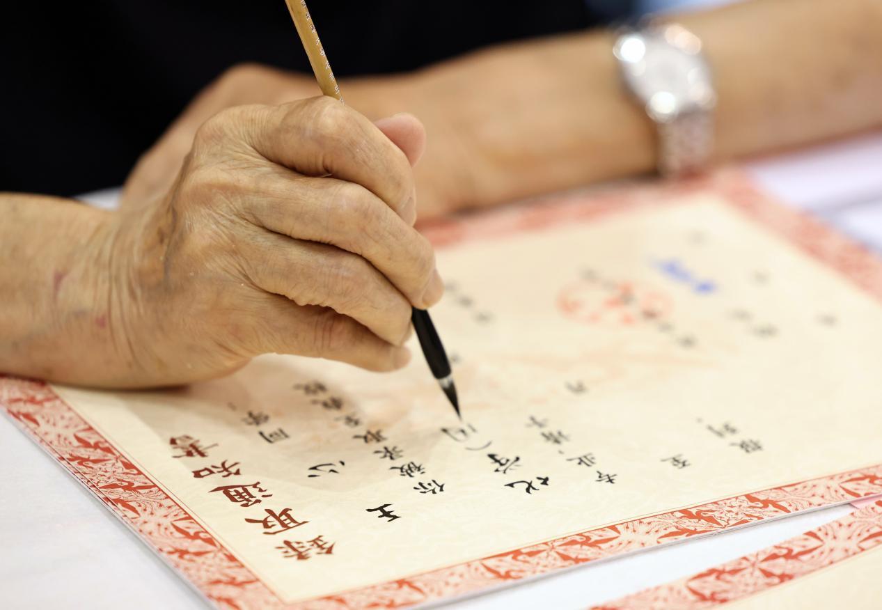 谁能想到？在这个AI横行的时代，极尽奢华、重金打造的录取通知书，竟比不上一页朴素