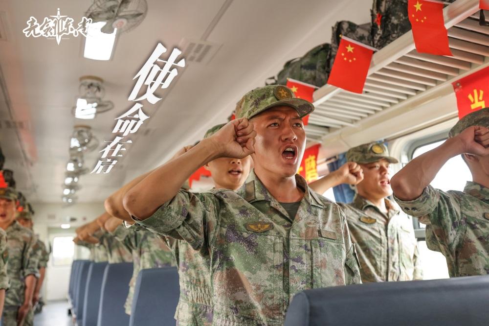 #擂动强军催征鼓# 【军列上令你“心动”的氛围】日前，第71集团军某旅就地取材，