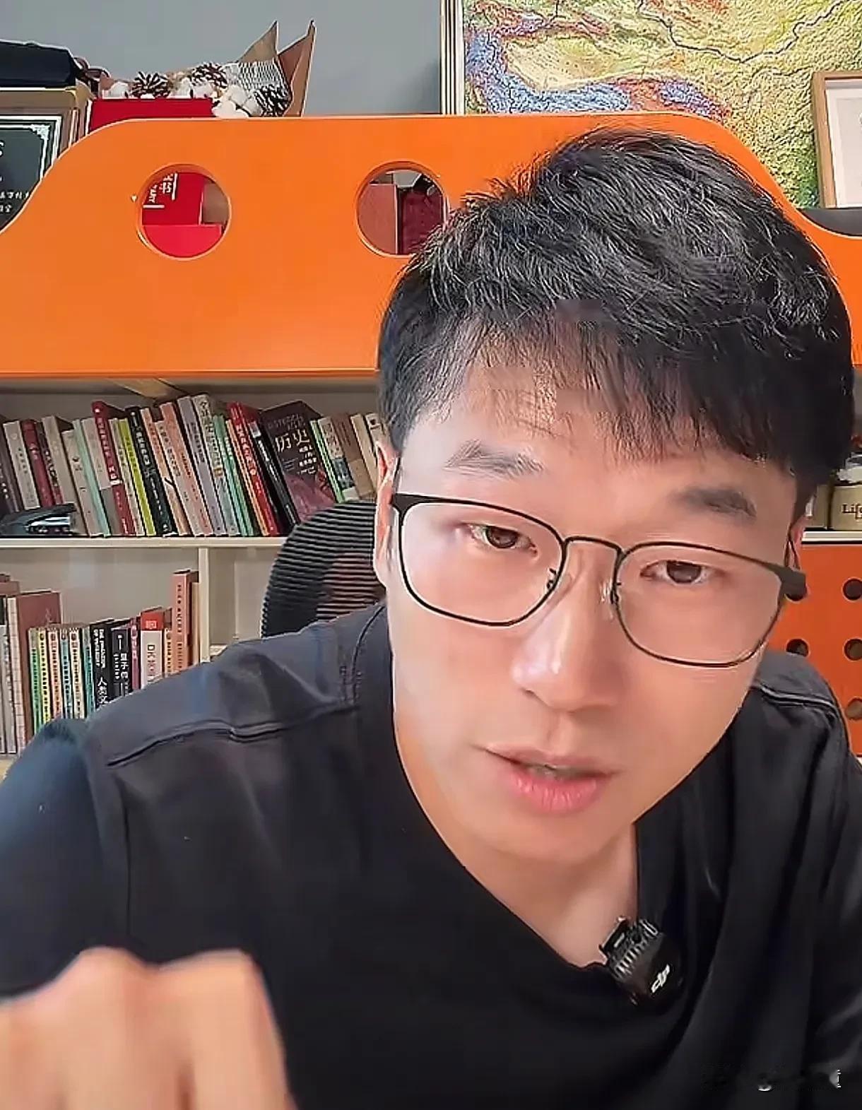 想到明明的带货能力强，没想到这么强，顶住一个团队！
从明明今天中午直播的环境来看
