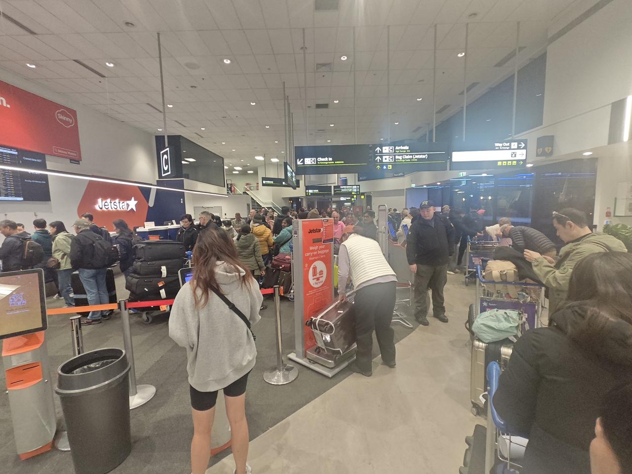 暮色中出发啦！

我们是6点10分的航班，3点半起床，4点出发，半个小时到达机场