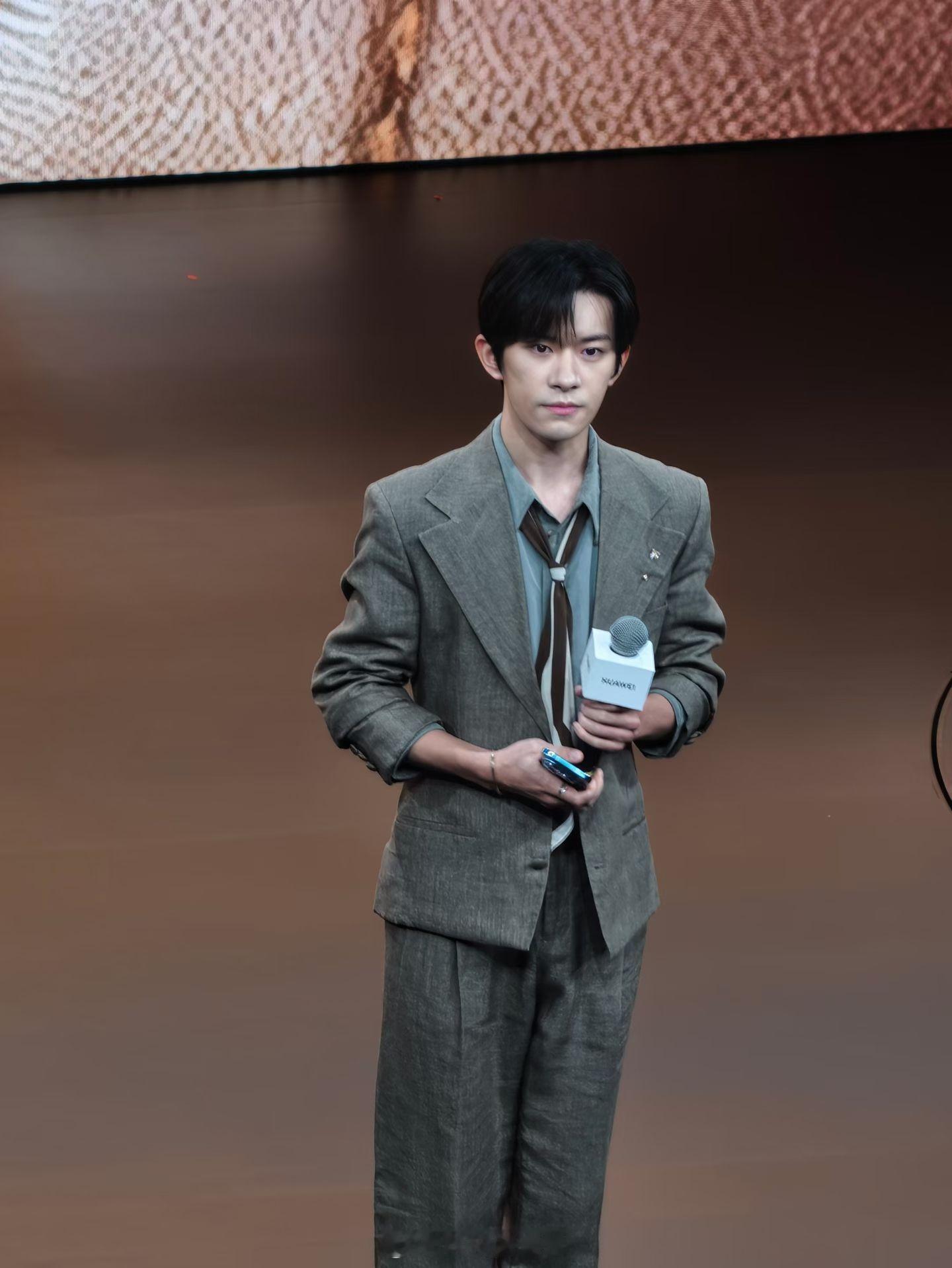 华为发布会易烊千玺来了下面的粉丝太疯狂了所以这个代言人选对了（图：别人拍的太强了