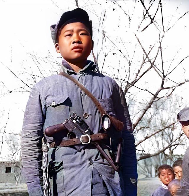 1942年冬，操场上正在举行表彰大会。当喊到一个人的名字时，出列的竟然是一名16