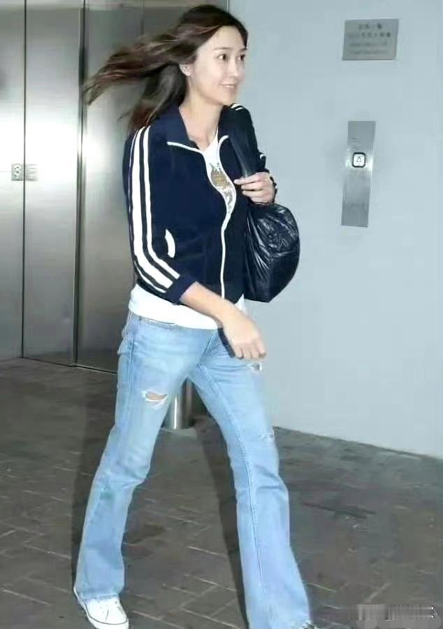 李克勤的老婆以前是空姐，身材棒，平时爱穿休闲装，不化妆也美，走路带风 