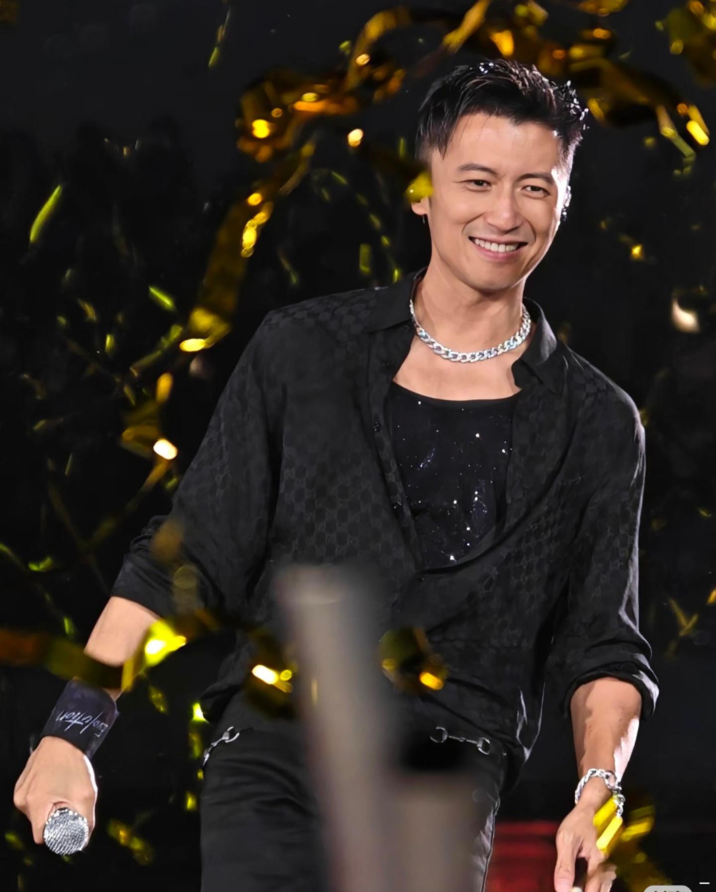 我严重怀疑， 谢霆锋， 他们公司到底还多少账要还啊？以至于谢霆锋演唱会开得这么密