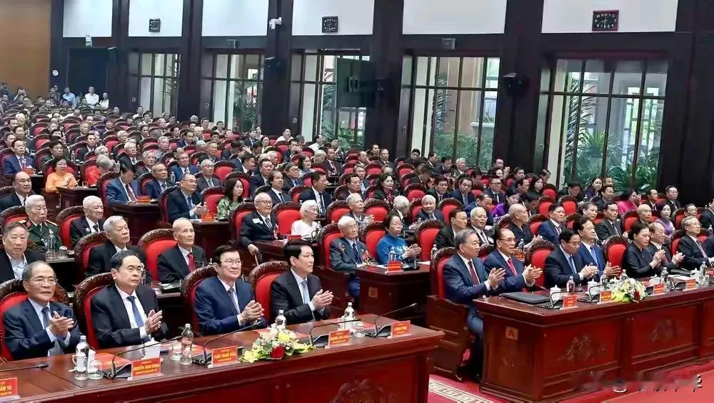 在这幅图中，越南现任及前任“四驾马车”共同出席的会议中，与之前明显不同的是阮春福