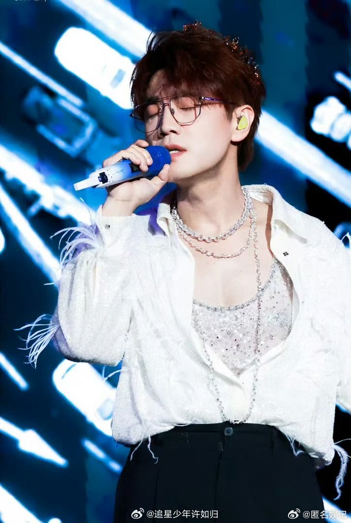 王铮亮红毯自己给自己唱BGM王铮亮走红毯太有梗，亲自献唱戏腔蓝精灵当BGM，反差