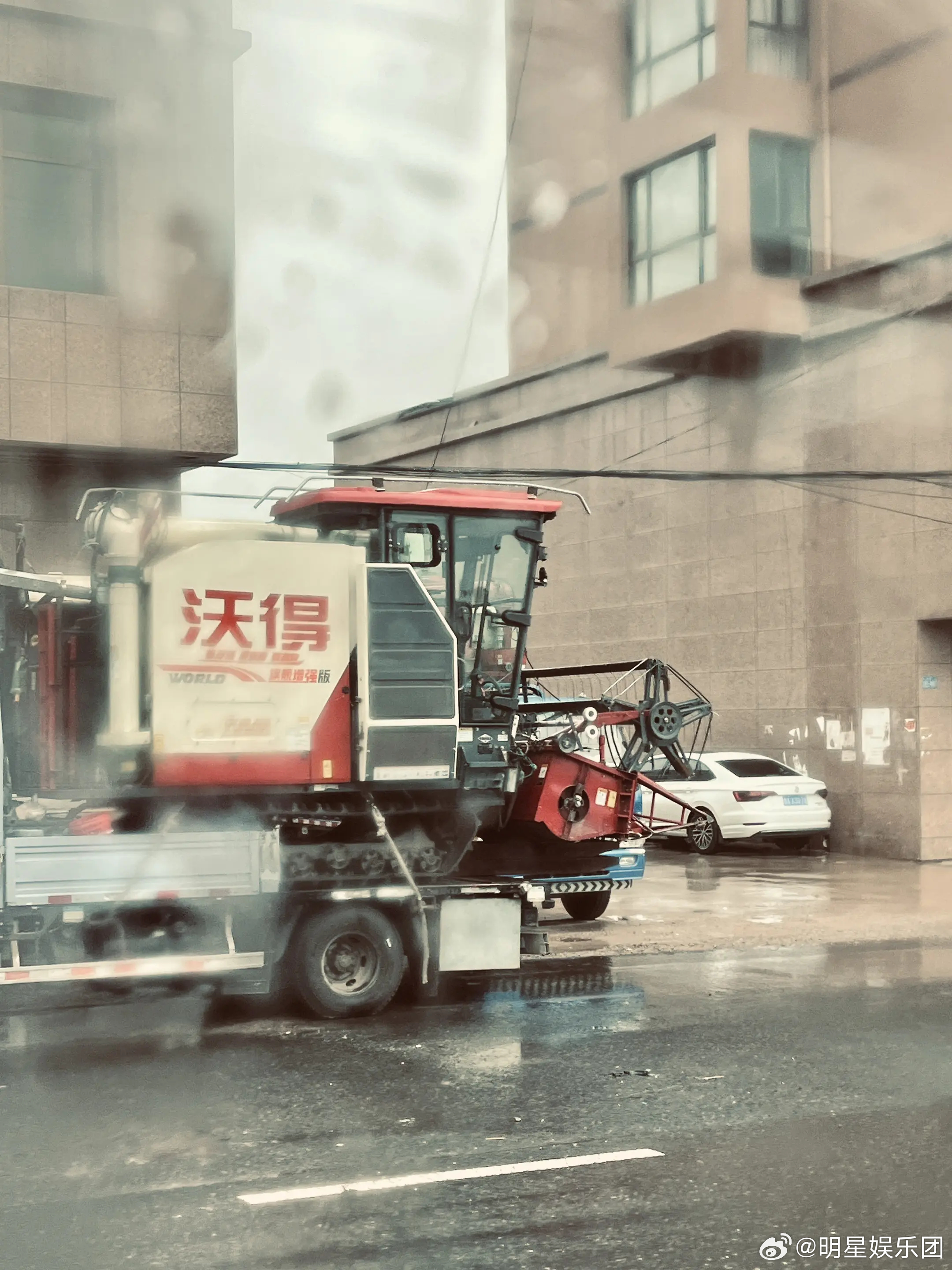 《种地吧》不仅仅是一个节目，它是对土地的深情告白，是对农民辛勤劳作的赞歌。每一粒