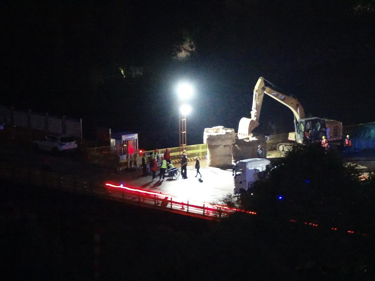 记录 长期关注：聚焦九州台（吴家园）黄河大桥施工现场——夜色笼罩黄河两岸，灯火点