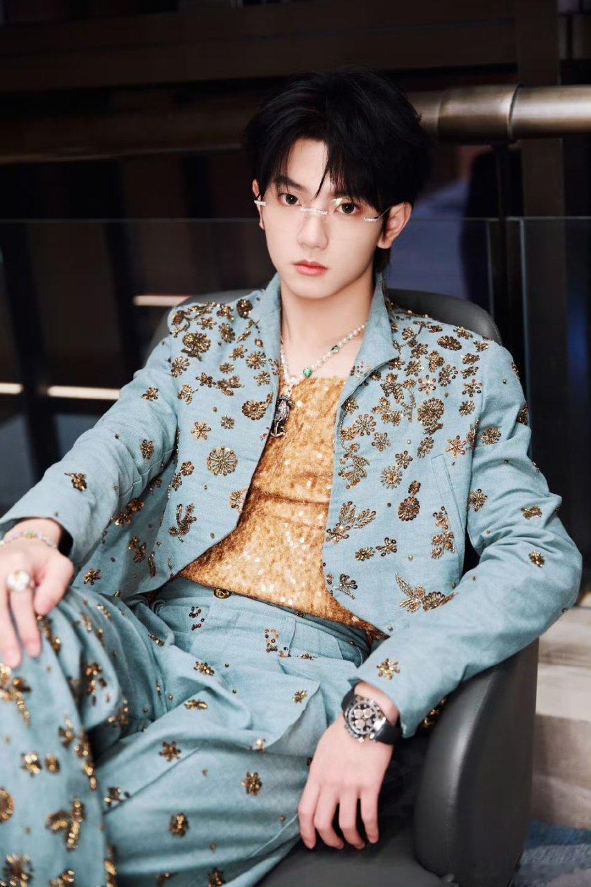 穆祉丞浙江跨晚出图 穆祉丞浙江跨晚妆造 穆祉丞浙江跨晚出图啦 