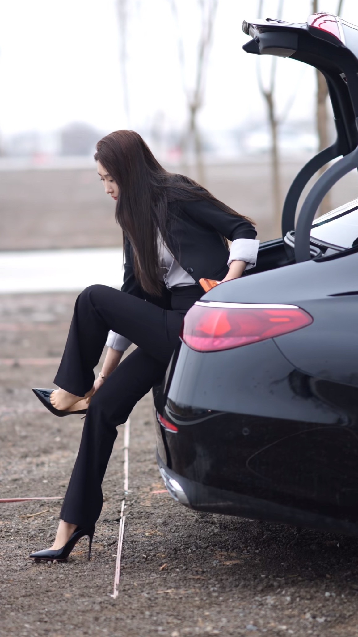 开车不能穿高跟鞋，下了车换上