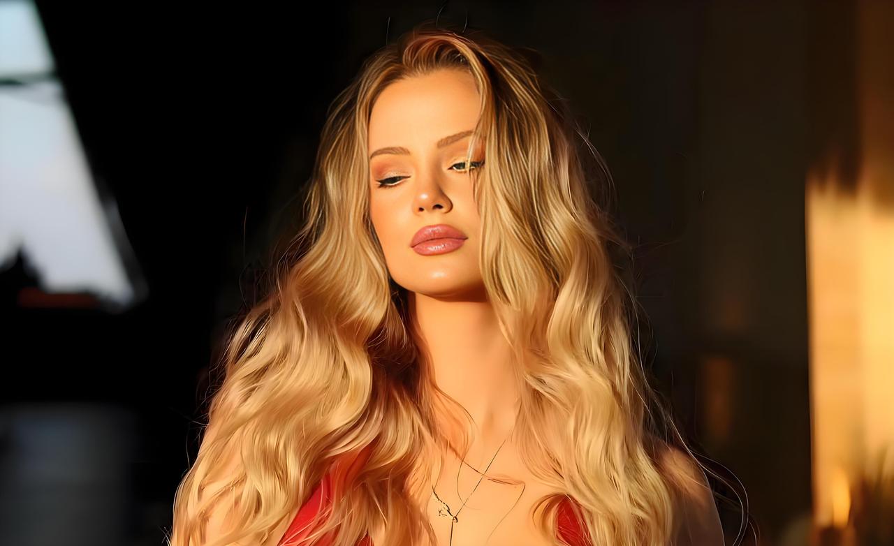 瓦莱丽·科迪（Valerie Cody），美国模特、作家，1999年8月25日出